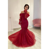 Vestido de fiesta elegante y moderno con hombros descubiertos, mangas largas y cordones, corte trompeta/sirena