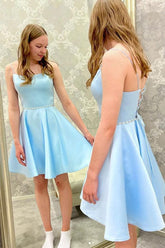 Blaues kurzes Ballkleid mit Satinperlen Blaues Homecoming-Kleid