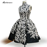 Vestidos de cóctel elegantes negros, vestidos de cóctel cortos con apliques de encaje y satén sin mangas para fiesta de graduación