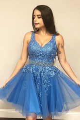 Vestido de fiesta corto azul con escote en V y apliques PD423