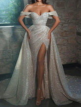 Formelle Glitzer- und Funkel-Brautkleider für den Herbst, Etui-/Säulen-Brautkleider mit Schulterfrei, Flügelärmeln, Kapellenschleppe, Pailletten-Brautkleider mit Schlitz vorn, Volltonfarbe