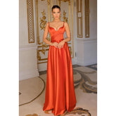 Vestido de fiesta de satén elegante y moderno con tirantes finos, escote en V y corte A