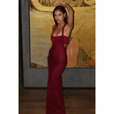 Vestido de fiesta elegante y moderno con cuello halter, sin mangas y corte tubo/columna