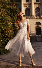 Vestido de novia largo hasta la rodilla, etéreo, moderno, corte A, escote en V, espalda con botones