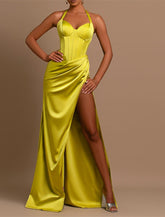 Meerjungfrau/Trompete Abendkleid Korsettkleid Formeller Hochzeitsgast Bodenlang Ärmellos Neckholder Satin mit gerüschtem Schlitz