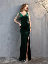 Meerjungfrau/Trompete Ballkleider Elegantes Kleid Formeller Hochzeitsgast Bodenlang Ärmellos V-Ausschnitt Samt mit Fransen Quaste Schlitz