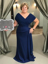 Etui-Linie/Säule Chiffon Rüschen V-Ausschnitt Ärmellos Bodenlang Kleider für die Brautmutter