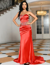 Meerjungfrau/Trompete Abendkleid Luxuriöses Kleid Weihnachten Formell Sweep/Pinsel Schleppe Ärmellos Trägerlos Charmeuse mit Pailletten