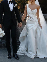 Verlobungs-Brautkleider mit offenem Rücken, Etui-Linie, ein Schulterträger, ärmellos, Sweep/Pinselzug, Satin-Brautkleider mit gerüschter Blume