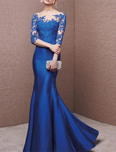 Meerjungfrau/Trompete Abendkleid Elegantes Kleid Formeller Hochzeitsgast Sweep/Pinselzug 3/4 Ärmel Schulterfrei Satin mit Knöpfen Falten Applikationen