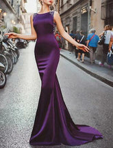 Meerjungfrau / Trompete Elegantes Kleid Sweep / Pinsel Schleppe Ärmellos Schmucksache-Ausschnitt Satin mit Perlen