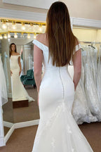Vestido de novia blanco de corte sirena largo con hombros descubiertos y apliques de encaje