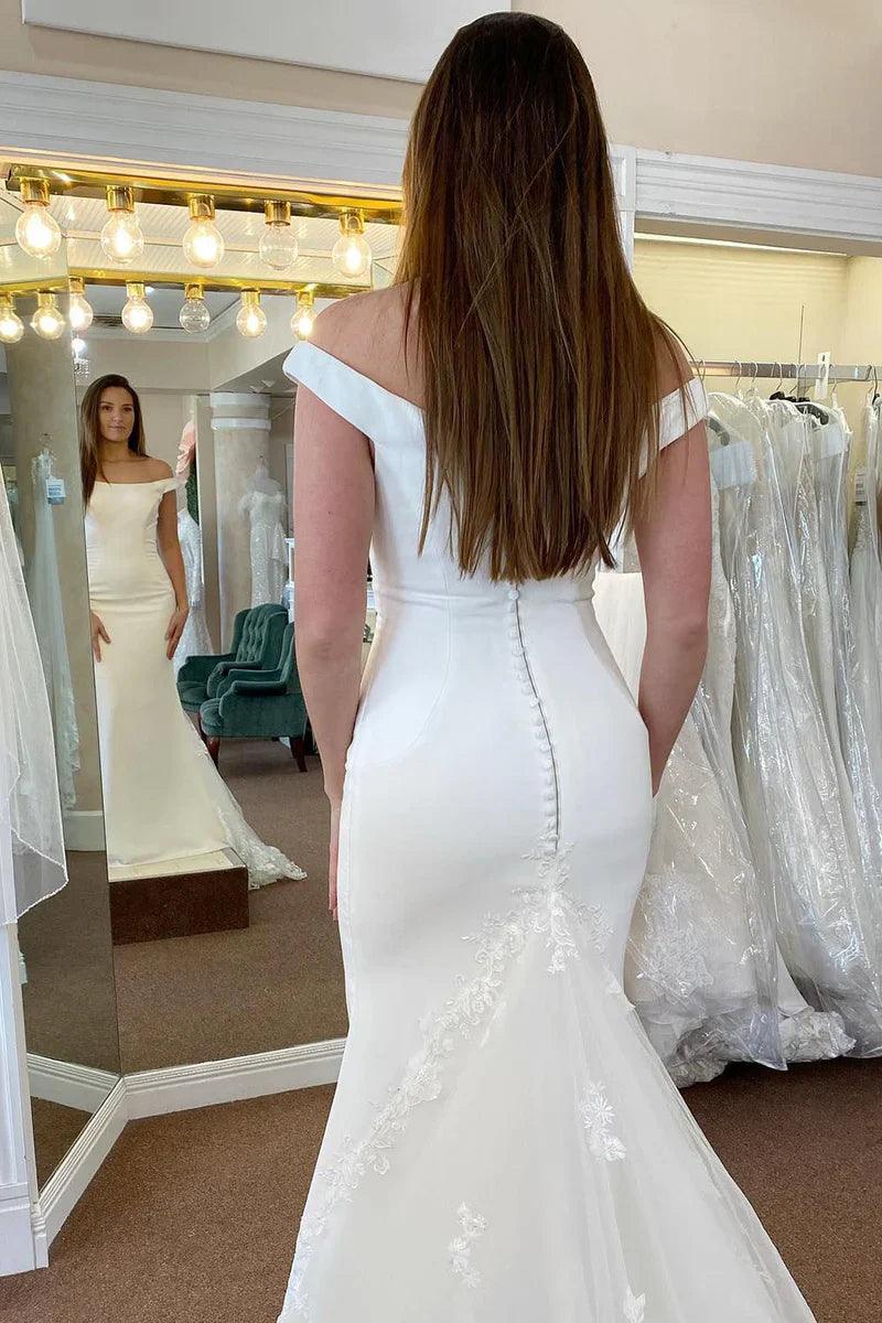 Vestido de novia blanco de corte sirena largo con hombros descubiertos y apliques de encaje