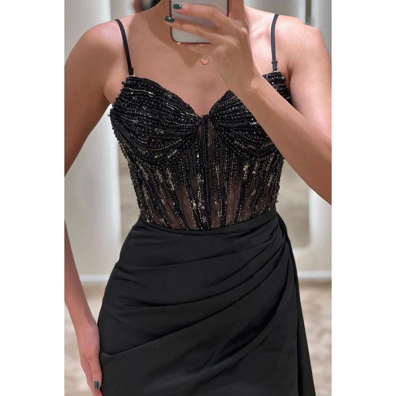 Vestido de noche largo con escote en V, tirantes finos, fruncido y cuentas