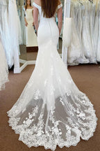 Vestido de novia blanco de corte sirena largo con hombros descubiertos y apliques de encaje