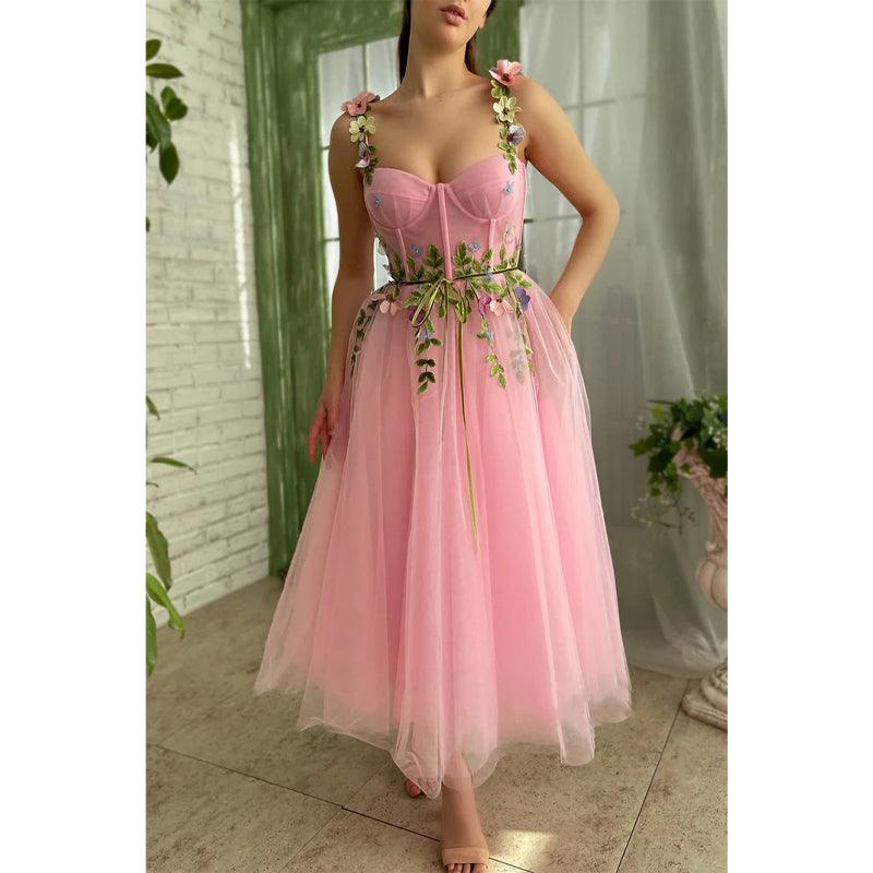 Vestido de fiesta rosa con tirantes finos, escote corazón, apliques 3D y bolsillos 