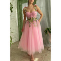 Vestido de fiesta rosa con tirantes finos, escote corazón, apliques 3D y bolsillos 