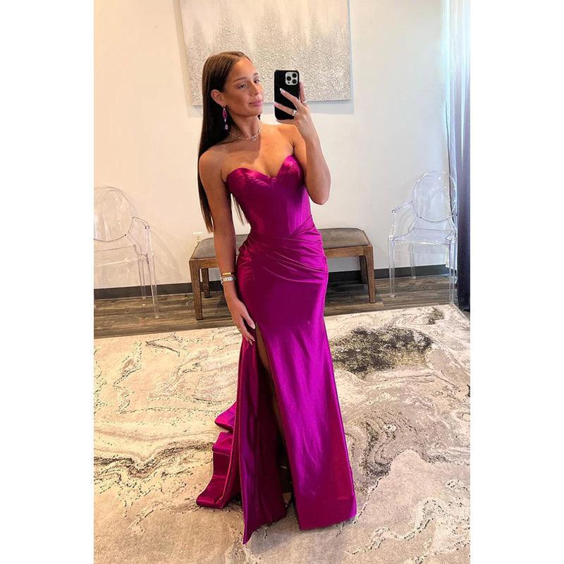 Vestido de noche largo de satén fruncido sin tirantes y con abertura para graduación