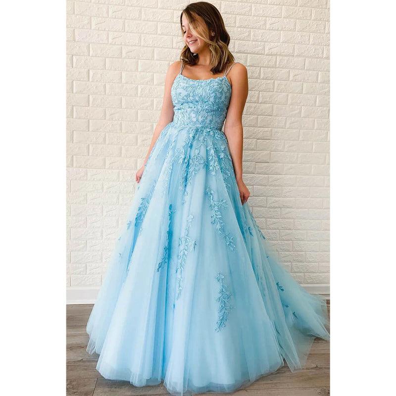 Vestido de fiesta largo con escote en A y apliques de tul azul cielo 