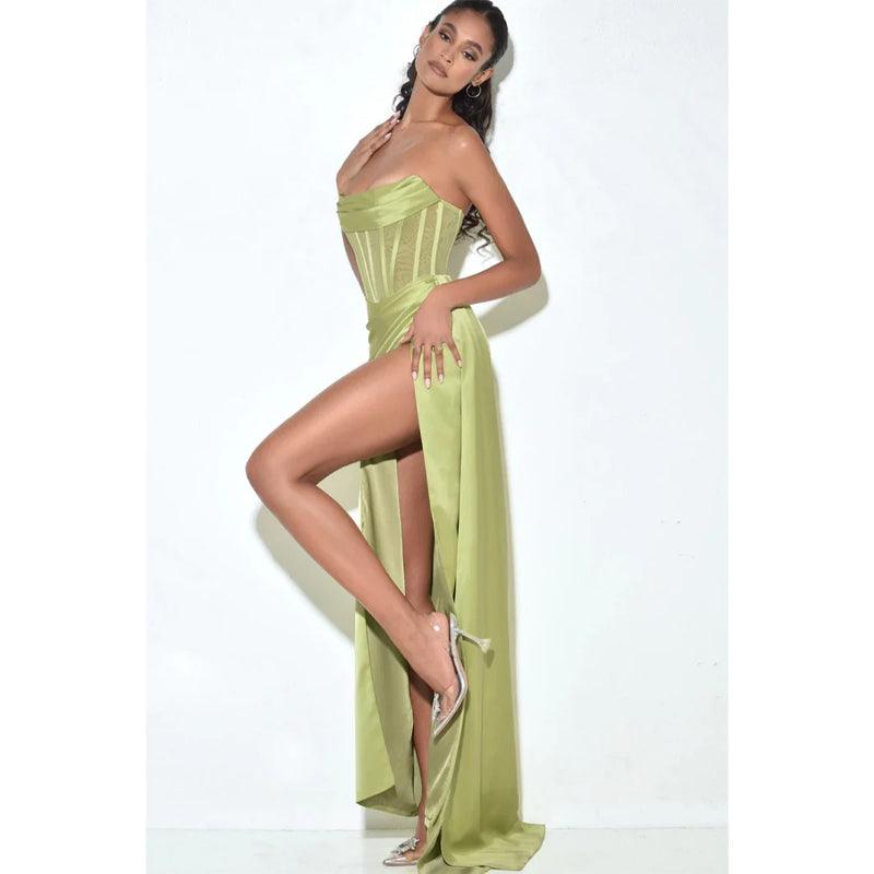 Vestido de fiesta largo plisado de satén sin tirantes y abertura para dama de honor verde 
