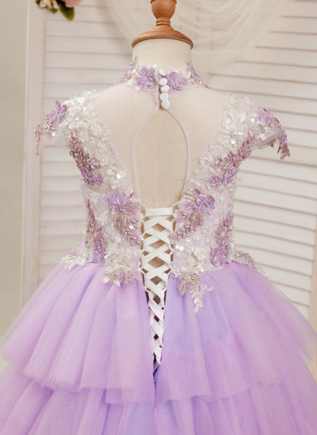 Lila Prinzessinnen-Ballkleid aus Tüll mit Blumenapplikationen und Perlen für Mädchen 