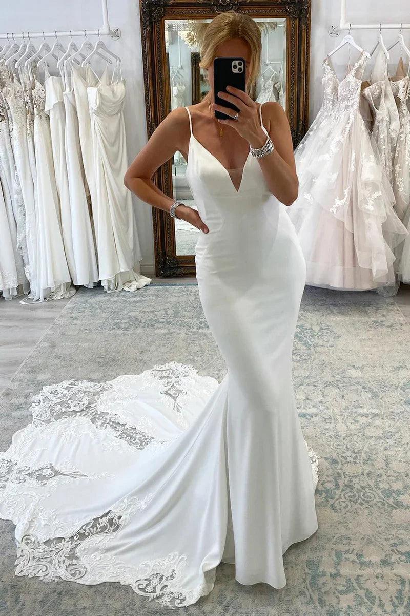 Vestido de novia blanco con tirantes finos, corte sirena largo y encaje