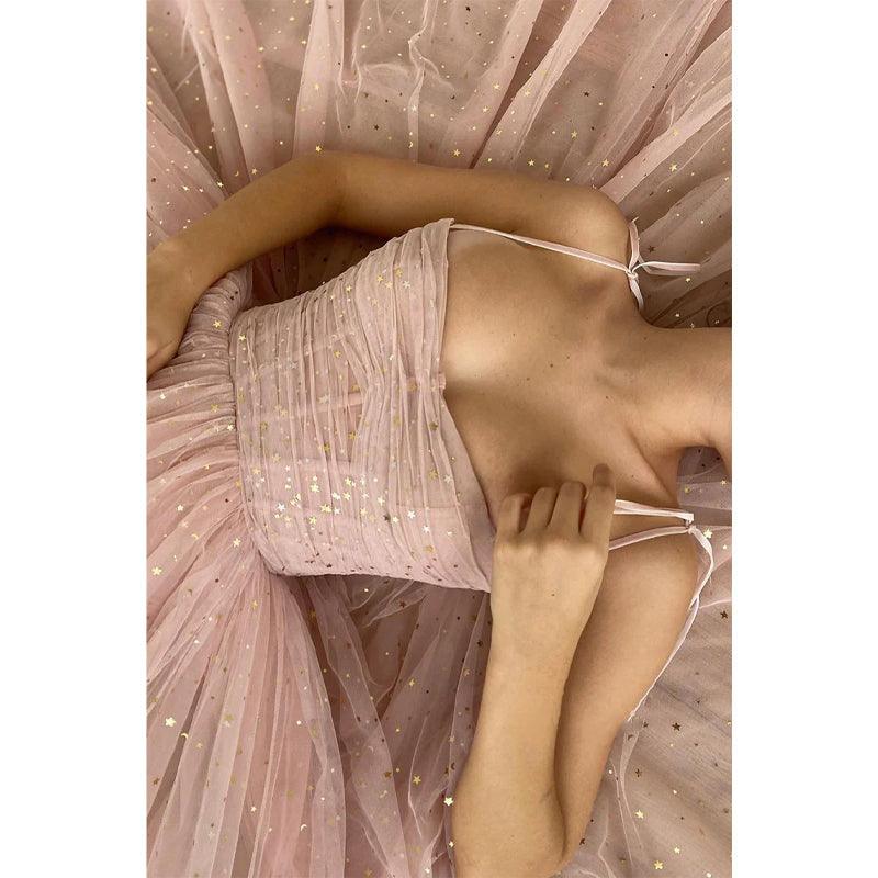 Vestido formal rosa con lentejuelas, escote corazón y tirantes finos y bolsillos 