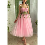 Vestido de fiesta rosa con tirantes finos, escote corazón, apliques 3D y bolsillos 