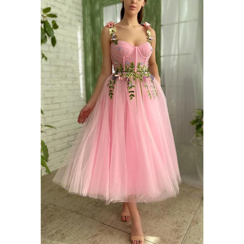 Vestido de fiesta rosa con tirantes finos, escote corazón, apliques 3D y bolsillos 