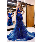 Vestido de fiesta de sirena brillante con tirantes finos, apliques y lentejuelas