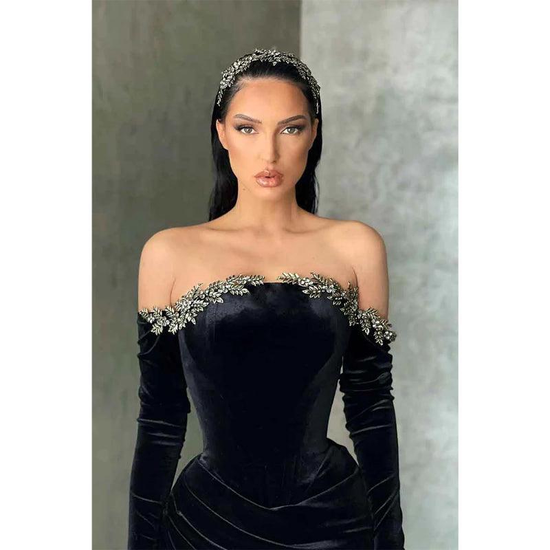 Vestido de noche formal de terciopelo negro con hombros descubiertos, mangas largas y abertura 