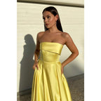 Vestido de fiesta largo de satén amarillo sin tirantes, con abertura alta y bolsillos 