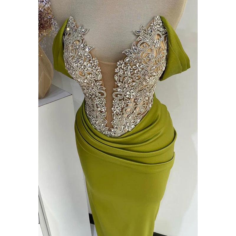 Glamouröses und dramatisches Party-Ballkleid mit V-Ausschnitt, Flügelärmeln, gerüschten Strasssteinen