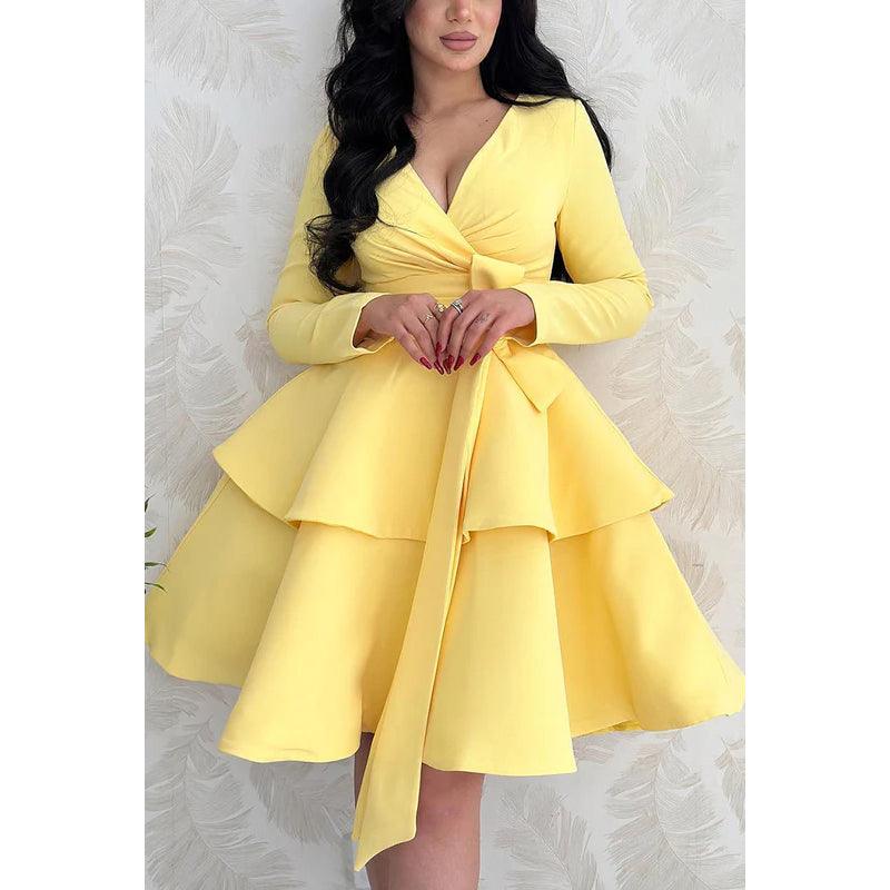 Vestido de noche mini de satén fruncido con escote en V, mangas largas y volantes
