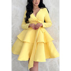 Vestido de noche mini de satén fruncido con escote en V, mangas largas y volantes