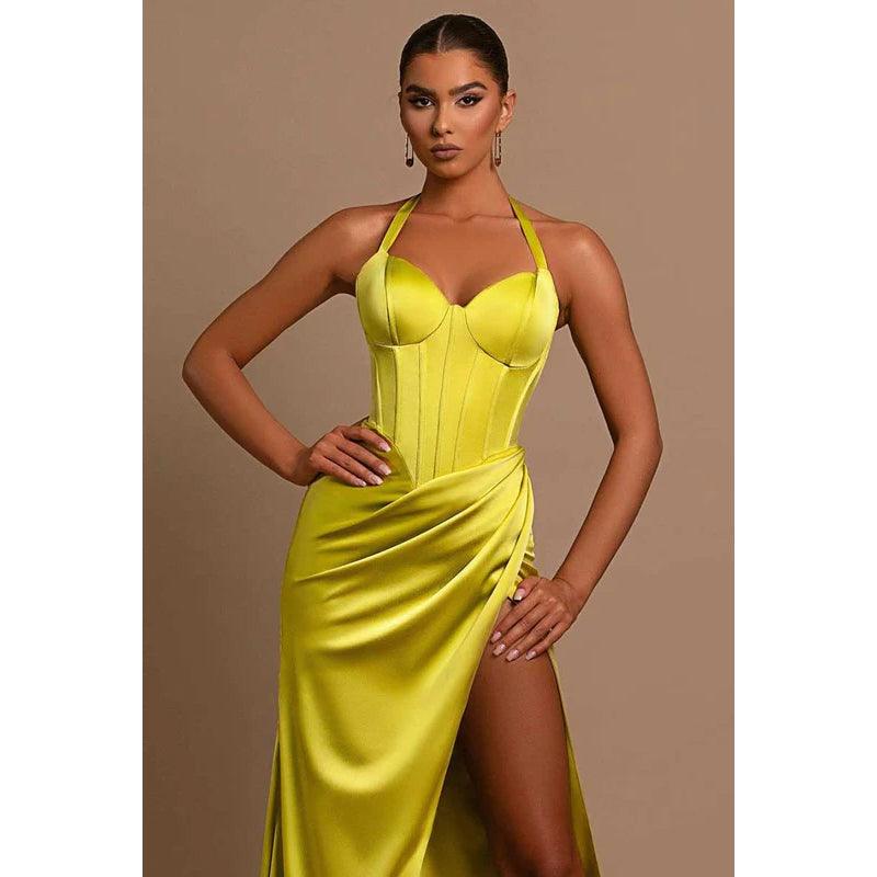 Vestido de noche largo fruncido con escote halter y escote corazón con abertura en el muslo
