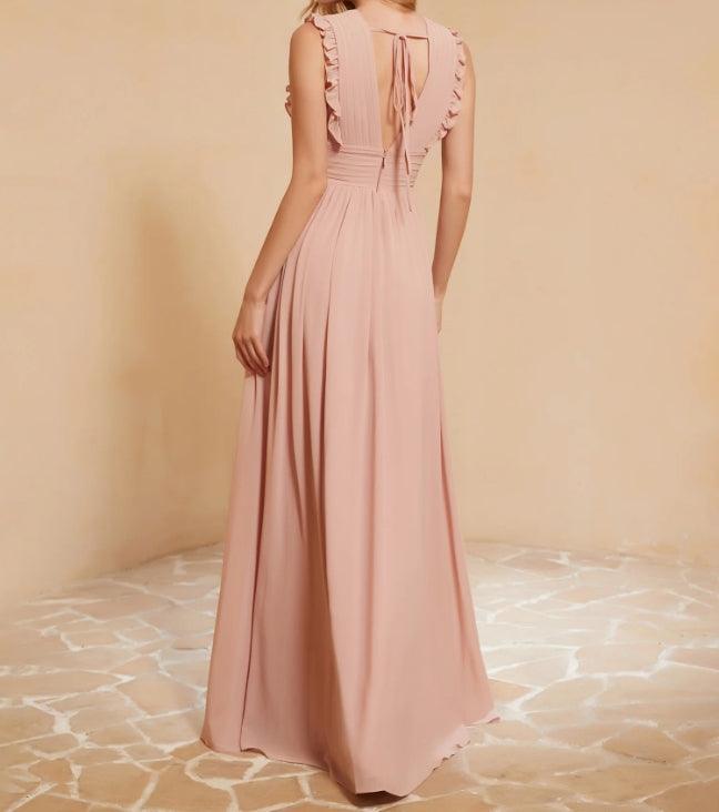 Vestido de noche con escote en V, volantes, plisado y abertura en la parte delantera.
