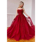 Vestido de fiesta largo de corte A con tirantes cruzados y apliques de tul azul cielo