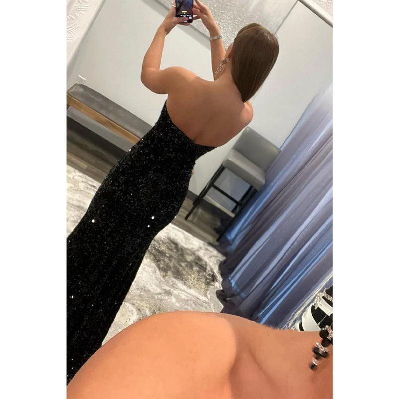 Trägerloses, hochgeschlitztes, langes Ballkleid mit Pailletten