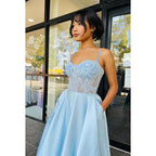 Vestido de fiesta de corte A con escote en forma de corazón, tirantes finos y apliques de encaje