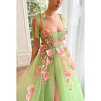 Vestido de fiesta largo de tul con apliques de corazón y abertura en forma de A