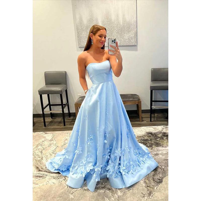 Trägerloses, langes Ballkleid in A-Linie mit Applikationen und Schleppe