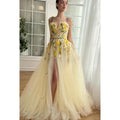 Glamouröses und dramatisches A-Linien-Ballkleid aus Tüll mit Spaghettiträgern und Blume