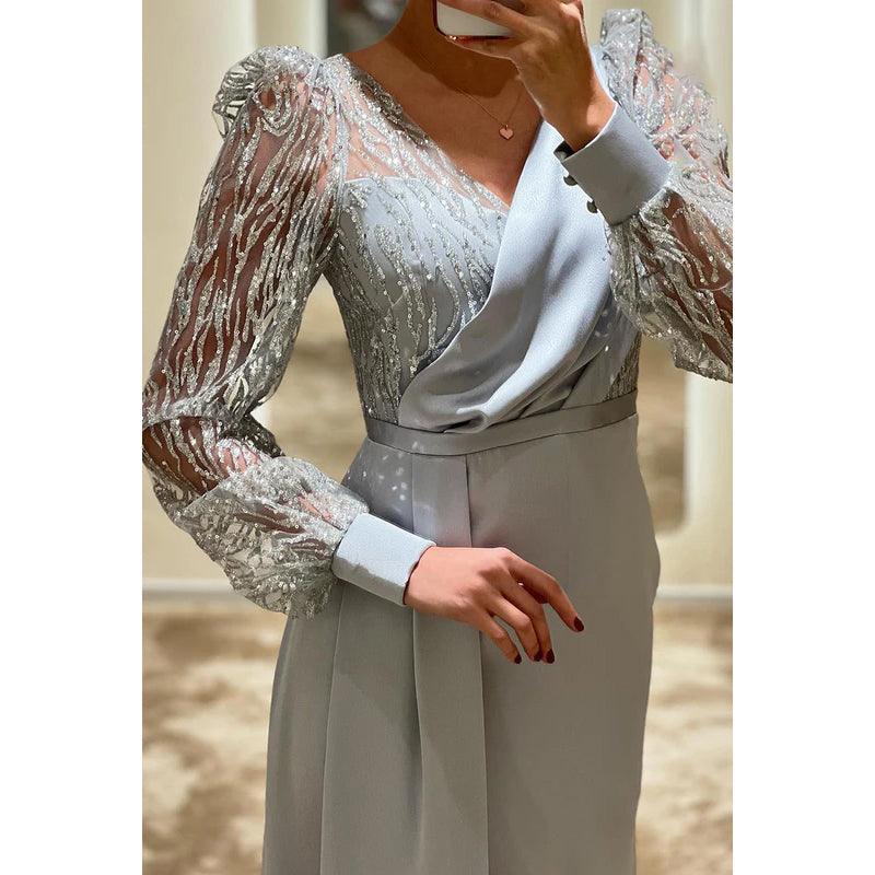 Vestido formal de noche de graduación con escote en V, satén, cuentas y mangas largas.