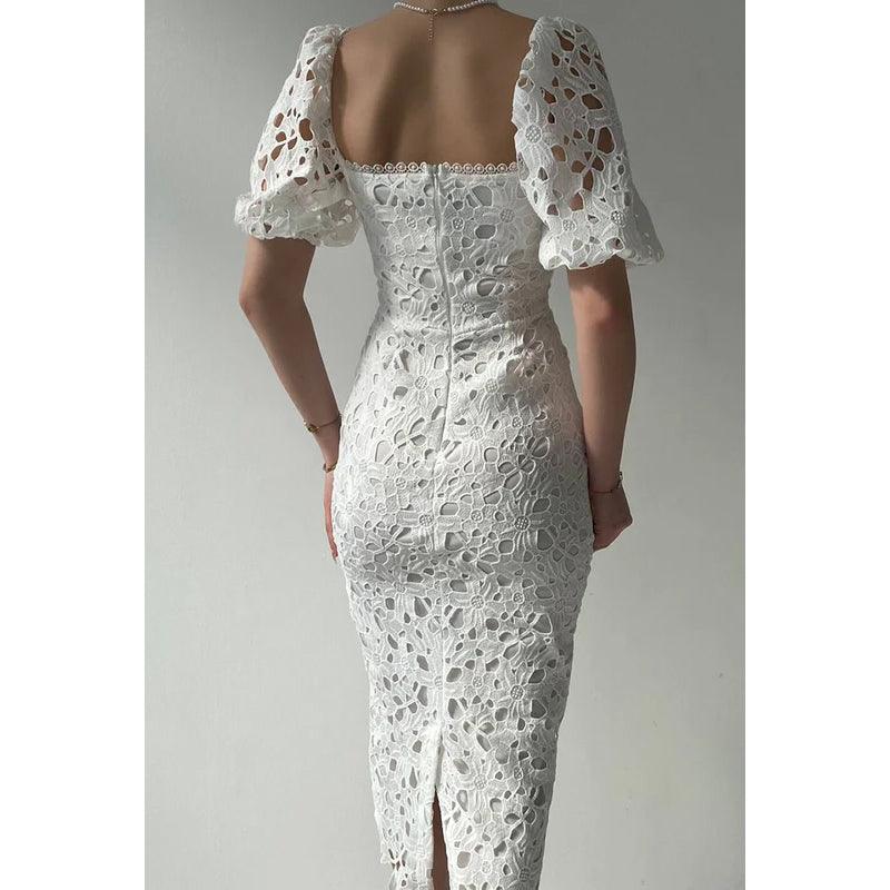 Abendkleid in Midilänge mit eckigem Ausschnitt, kurzen Ärmeln, Spitze und Etui-Linie