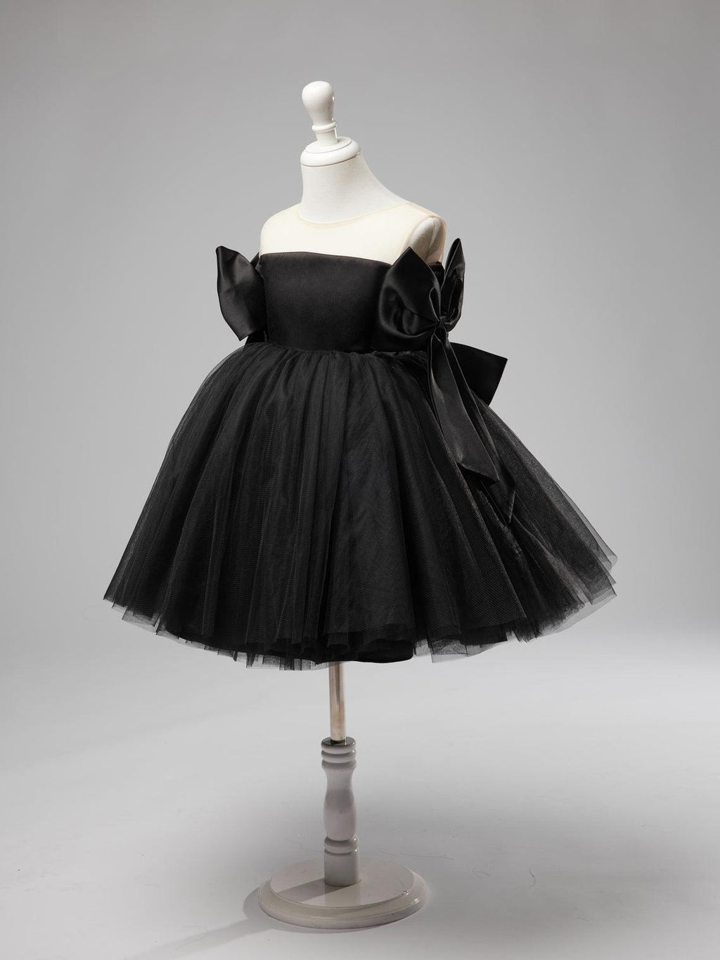 Vestido de tul negro hasta la rodilla con hombros descubiertos para niña 