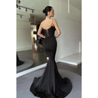 Vestidos de fiesta negros de corte sirena con escote en V pronunciado y tirantes finos 