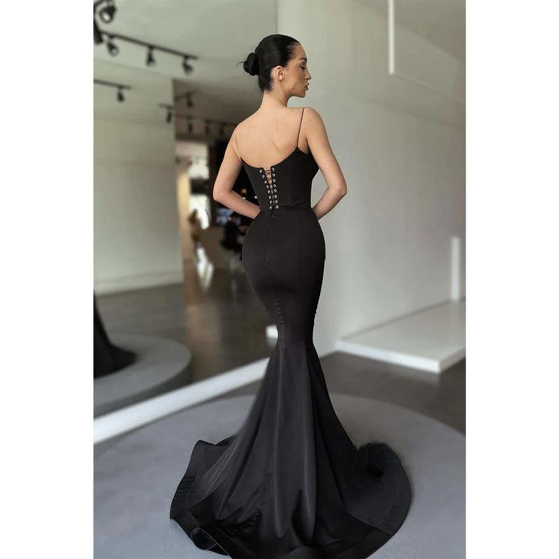 Vestidos de fiesta negros de corte sirena con escote en V pronunciado y tirantes finos 