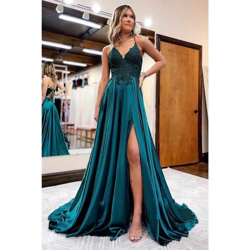 Vestido de fiesta largo de corte A con tirantes finos, apliques de encaje y abertura