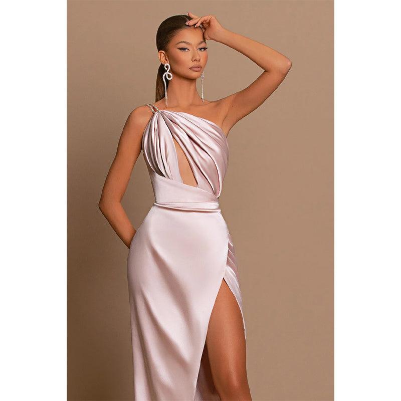 Vestido de fiesta largo único con pliegues y abertura alta de un solo hombro